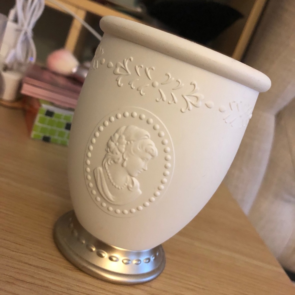 LADUREE brushes holder